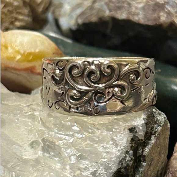 Silpada .925 Silver Scrollwork “Poseidon” Ring with Vintage Charm EUC - Picture 2 of 3